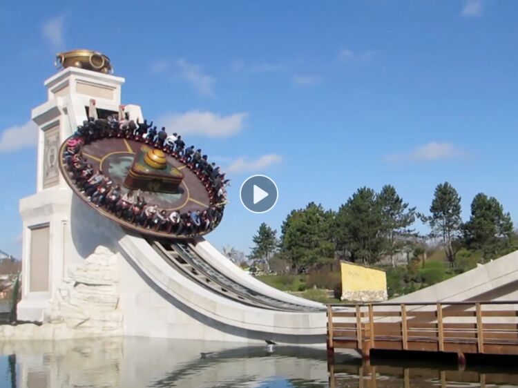 Obélix lance le disque pour le Parc Astérix Femme Actuelle Le MAG