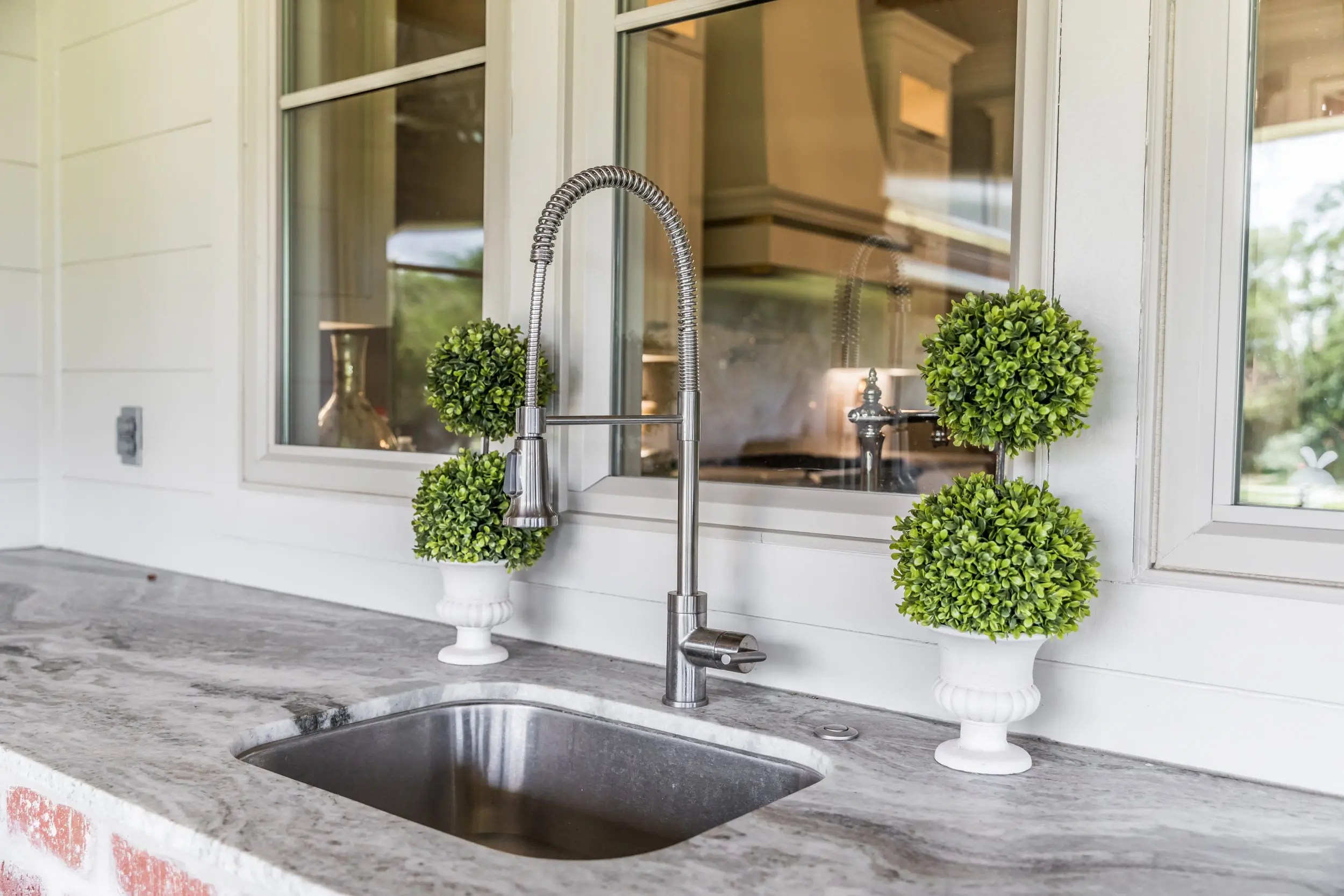 How to Choose an Outdoor Kitchen Sink for Your Home [Buying Guide