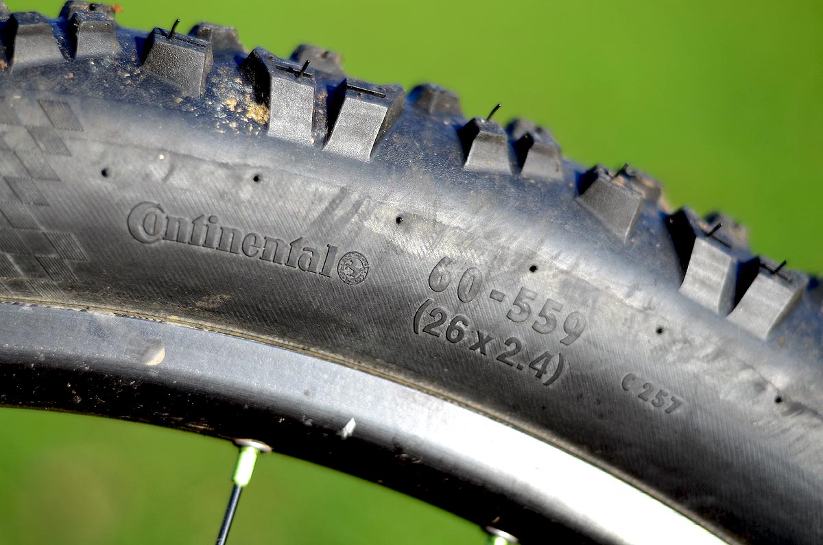 Review Continental Rubber Queen 2.4 Black Chili tyres Factory