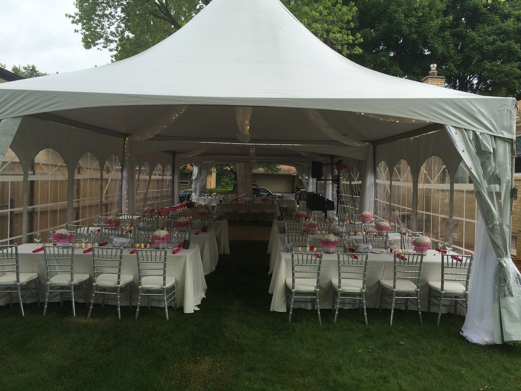 How Many Round Tables Fit Under A 20x30 Tent