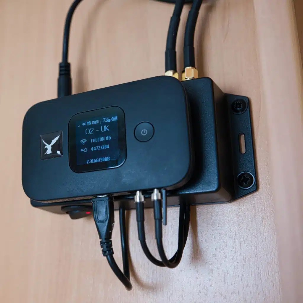 Falcon EVO 4GCK Mobile Broadband with MiMo Roof Antenna for