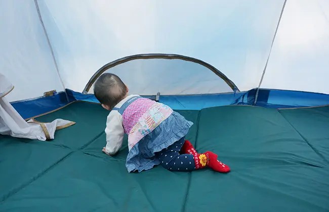 赤ちゃんのキャンプデビューは何ヶ月から？夜泣きや寝床はどうするの？｜ファミキャンログ