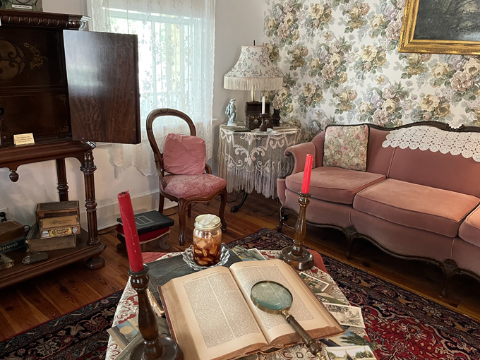 This Historic House In Florida Is Said To Be Haunted By The Ghosts Of