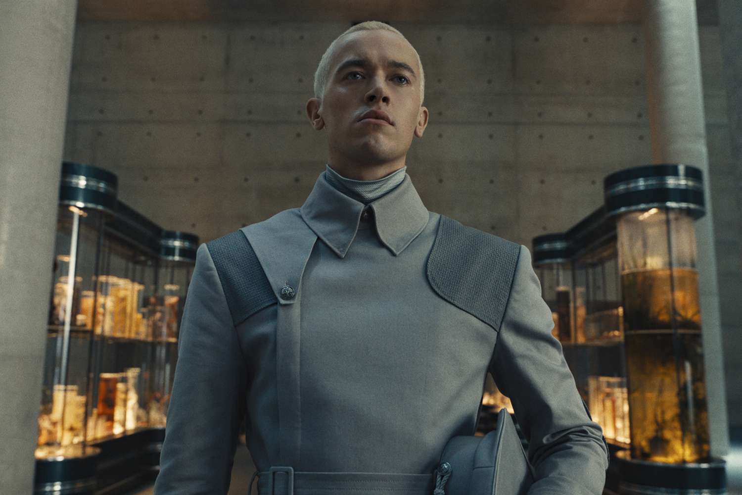 Tom Blyth blank face