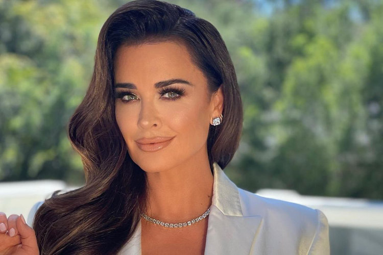 Kyle Richards Christmas Card 2023 Kyle Richards Apparently Likes 'The Real Housewives' Title Fangirlish