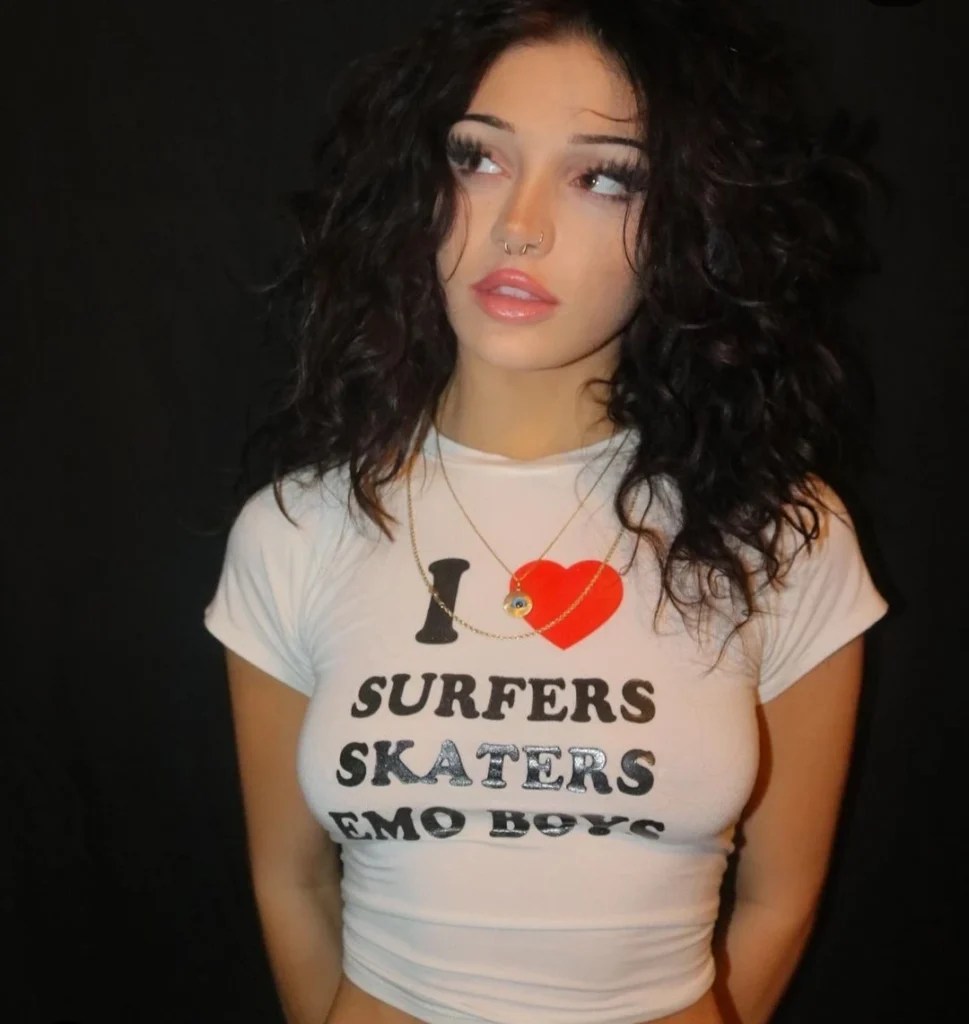 Amelie Warren: Your Hot Twitch Streamer Babe (Onlyfans Review) | fanscribers.com