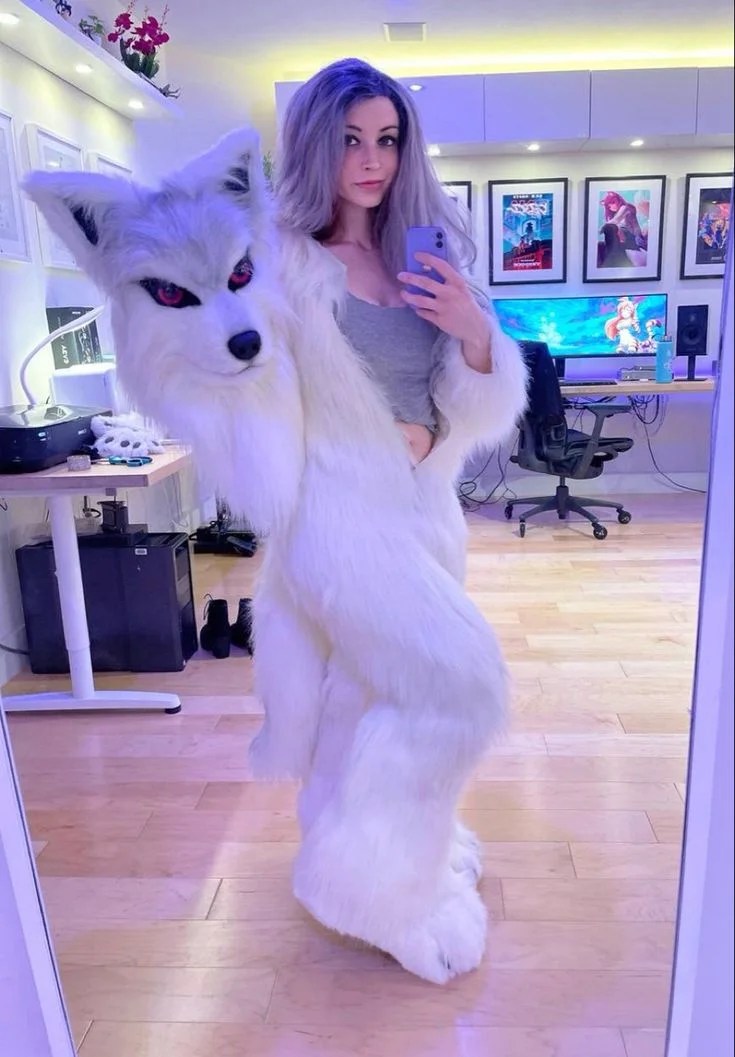 @FlyingNoelle: Hottest Wild Flight Attendant (OnlyFans Review