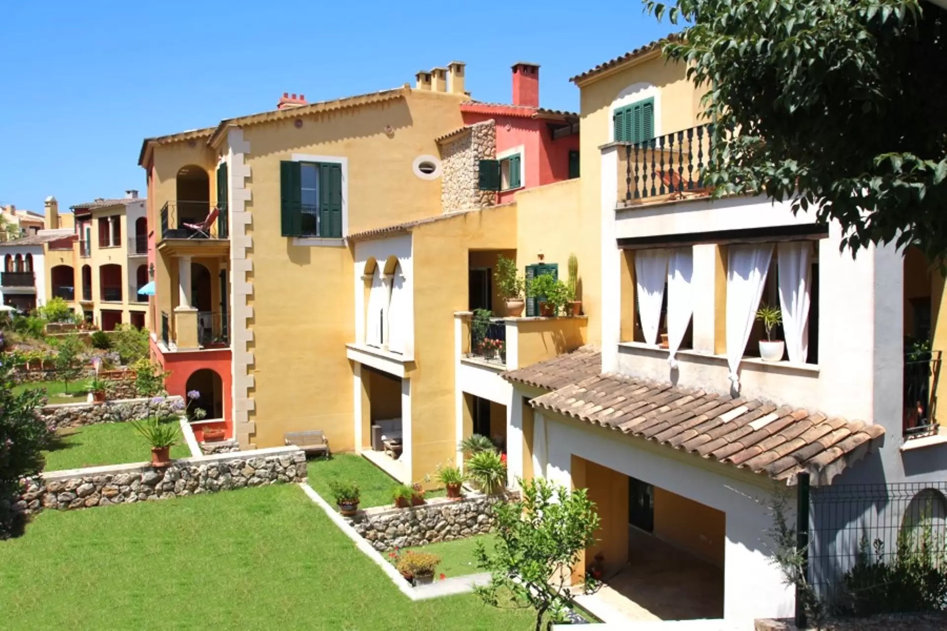 Nova Santa Ponsa 2 and 3bedroom apartments between beach and golf