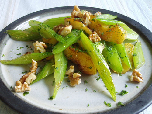 Sellerie mit Apfel und Walnüssen