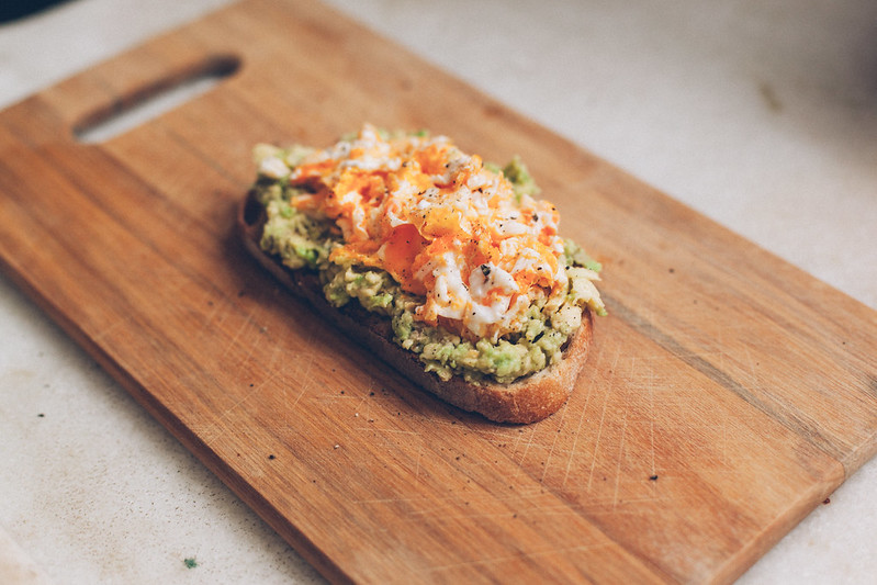 Torrada de Abacate com Ovo Mexido Cozinha Dal Bó