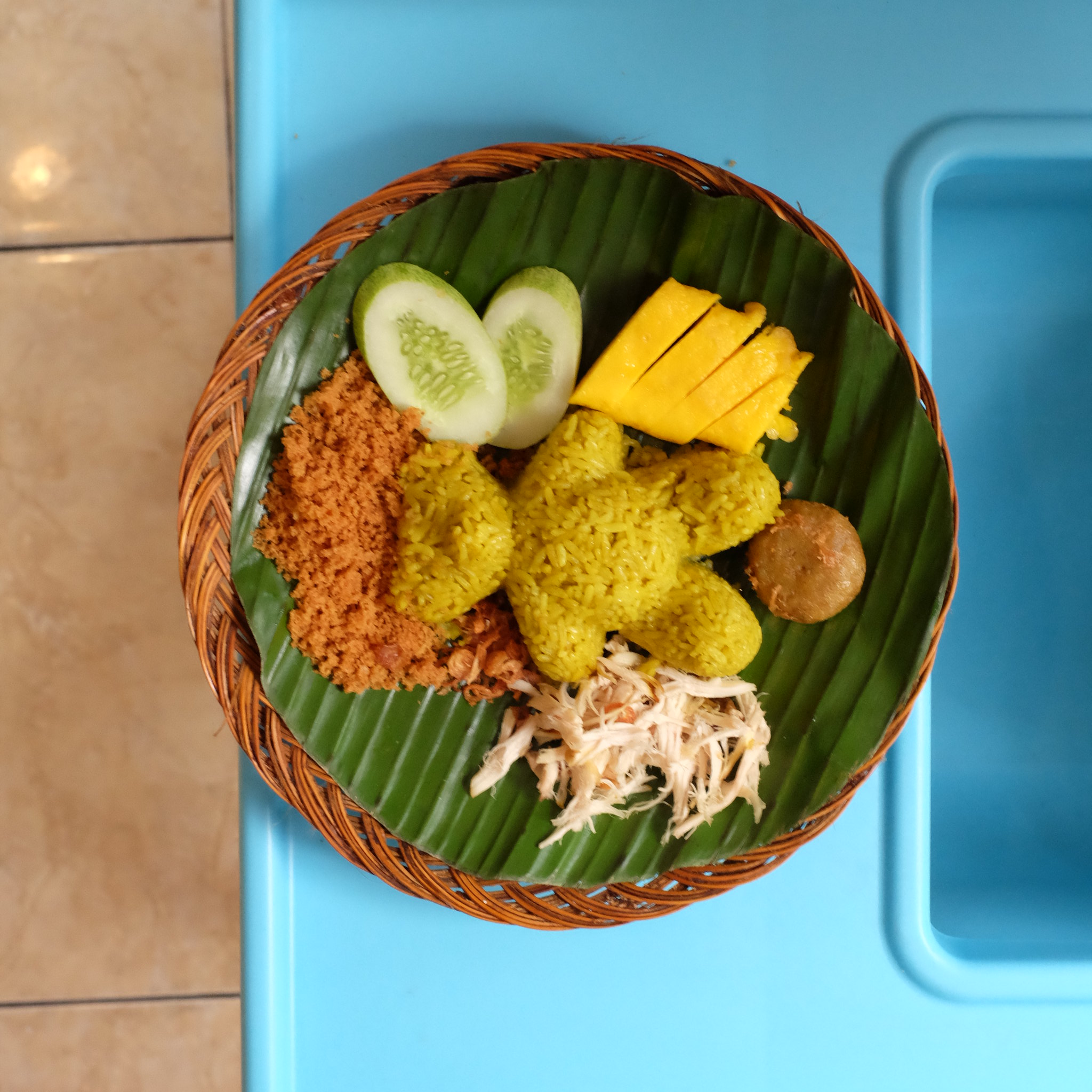 Kelapa Gading Makan Sampai Kenyang