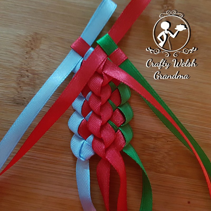 Collection 101+ Pictures How To Tie A Ribbon Around A Box Diagonally Sharp