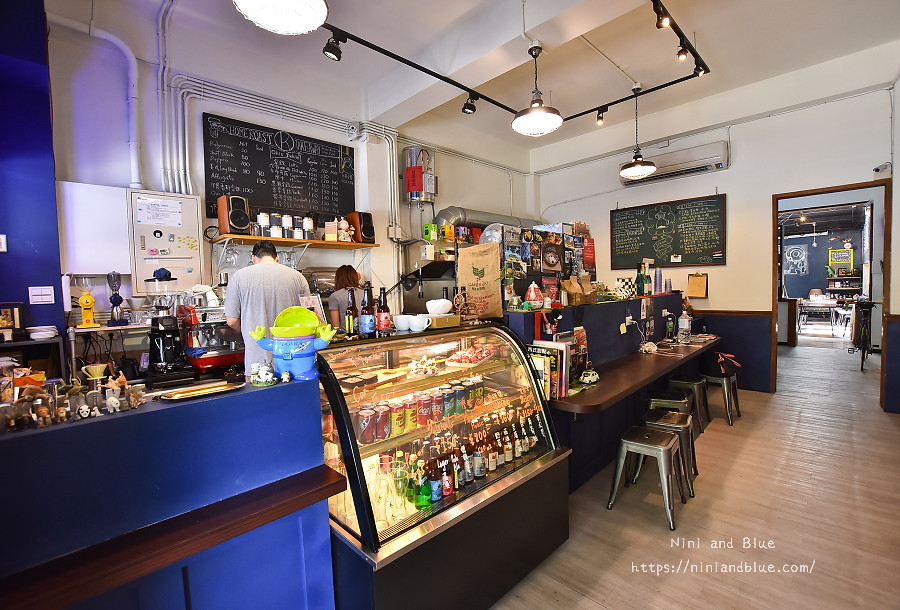 OkieDokie Cafe 台中西區 異國料理咖啡館，來自澳洲的脆皮漢堡與Q彈土耳其麵包 Nini and Blue 玩樂食記