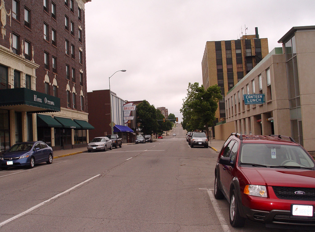 DSC04244_E1 Ottumwa Iowa...downtown looking west with fron… Flickr