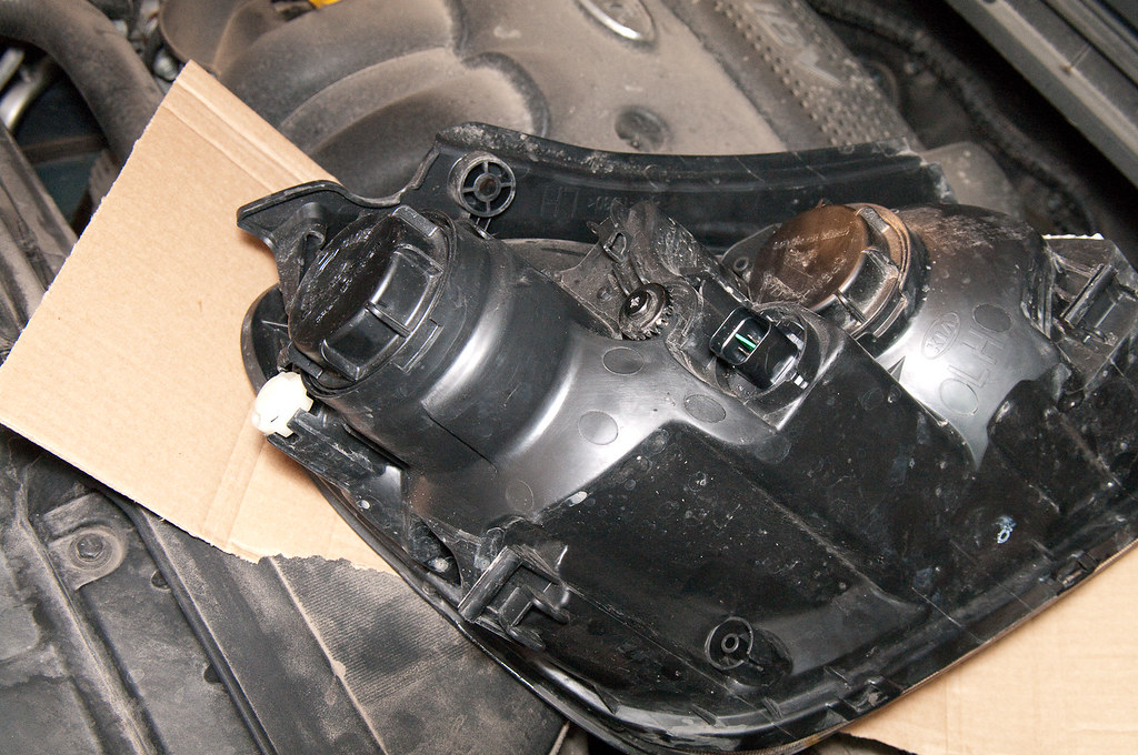 DIY, Howto change your Rondo Headlights - Kia Forum