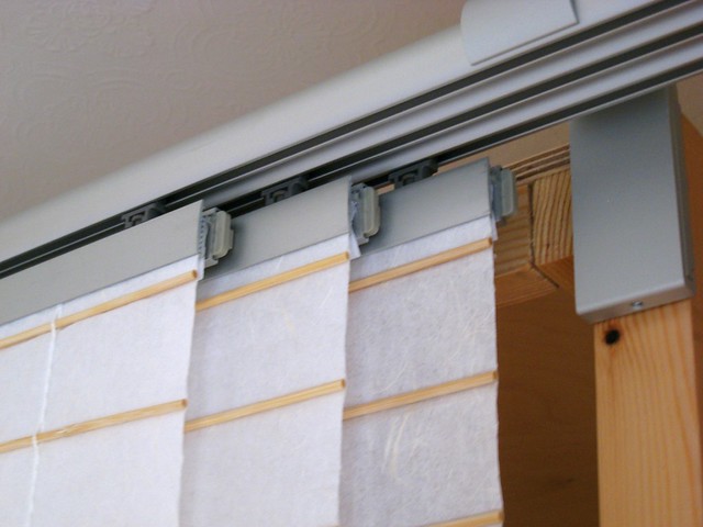 Closeup of IKEA's 3rail KVARTAL system with "Anno Amorf" panel