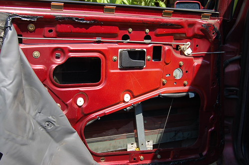 Need help manually rolling up power window that's stuck - pic incl'd