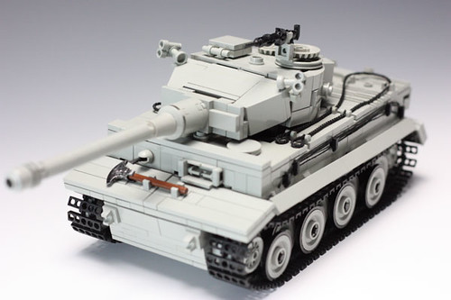 LEGO tank with full interior by mad_a0 The Brothers Brick The Brothers Brick