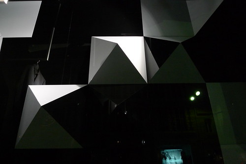 Dior Homme Pyramides noires et blanches — Le Journal des Vitrines