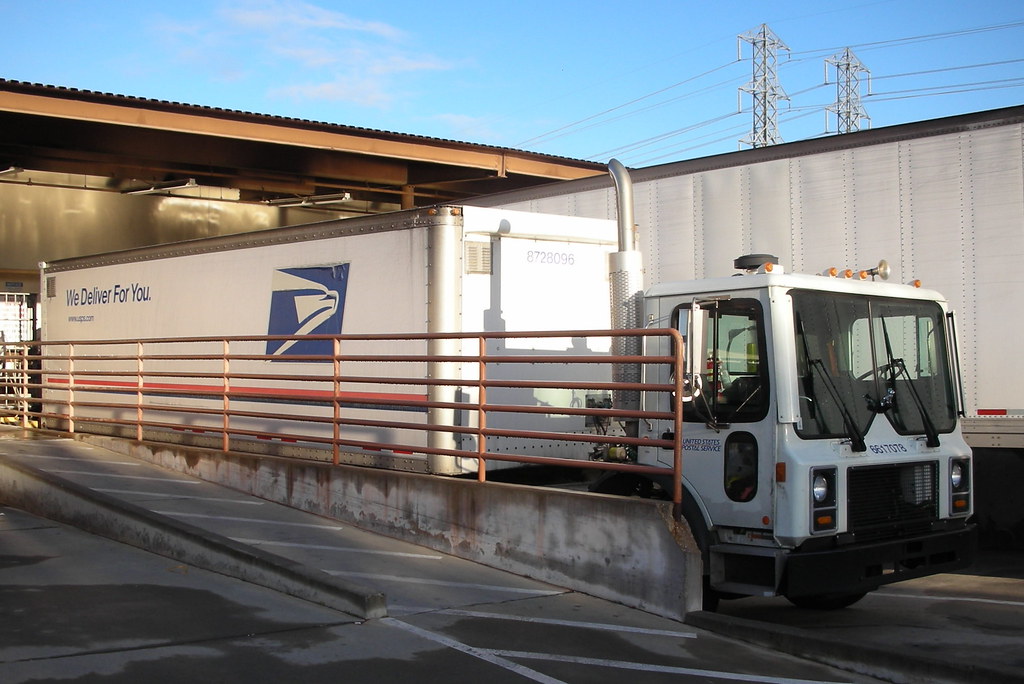 UNITED STATES POSTAL SERVICE (USPS) MACK BIG RIG TRUCK a photo on