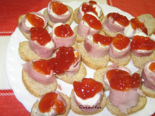 ReZeditas CANAPES DE ROLLITOS DE JAMON Y QUESO CON MERMELADA DE TOMATE