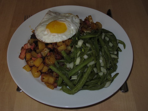 Bratkartoffeln mit Spiegelei und Bohnensalat Gourmandise