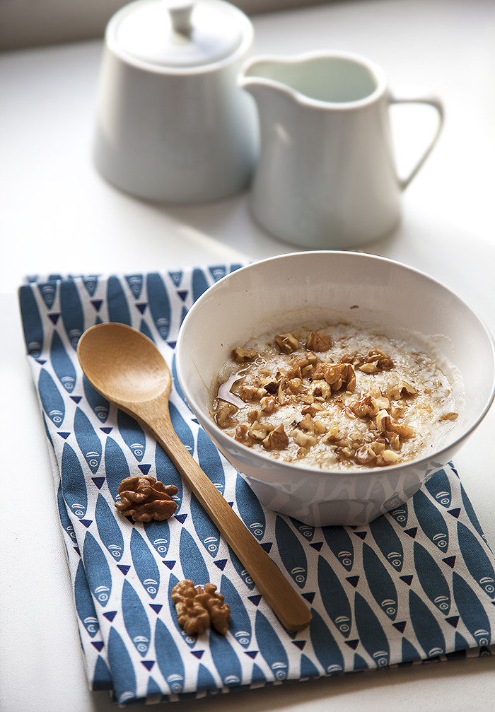 Artravelling Porridge veloce con latte di mandorla, miele e noci
