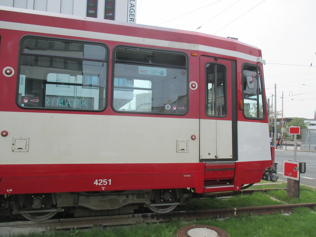 Düsseldorf / Bedienungsgebiet Rheinbahn » B80 Wagen 4251 im Liniendienst!!