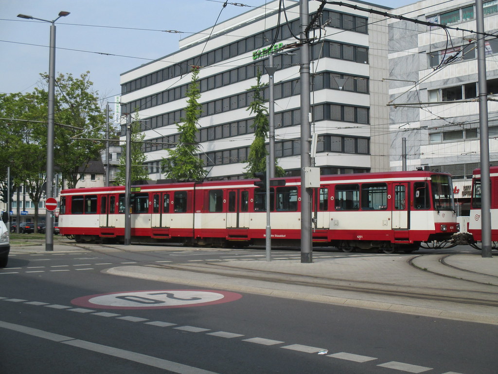 Düsseldorf / Bedienungsgebiet Rheinbahn » B80 Wagen 4251 im Liniendienst!!