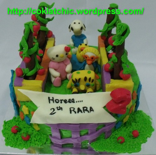 Kue dengan tema kebun tomat bersamasama Pororo, Spongebob, Snoopy dan