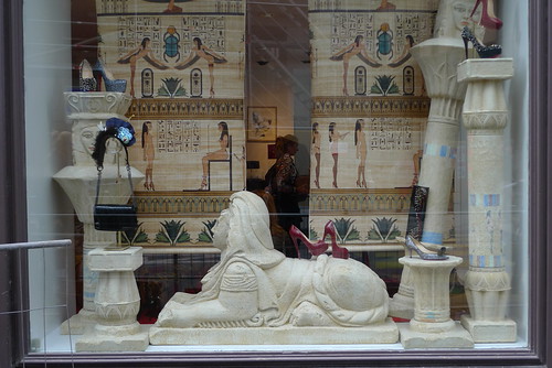 Walk like a sexy egyptian chez Louboutin — Le Journal des Vitrines