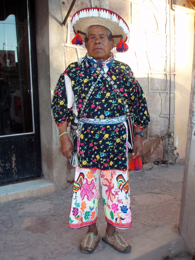 Hombre Huichol en su traje tipica; Huejuquilla el Alto, Jalisco, Mexico