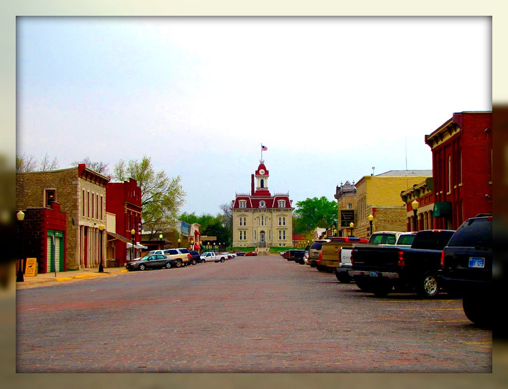Cottonwood Falls, Kansas The wide brick Main Street is foc… Flickr