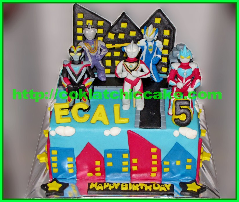 Ultraman Jual Kue Ulang Tahun