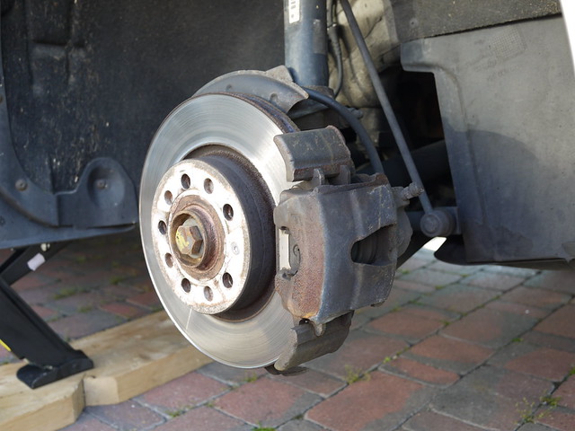 Changing brake pads/calipers tech drawings Skoda Octavia Guides