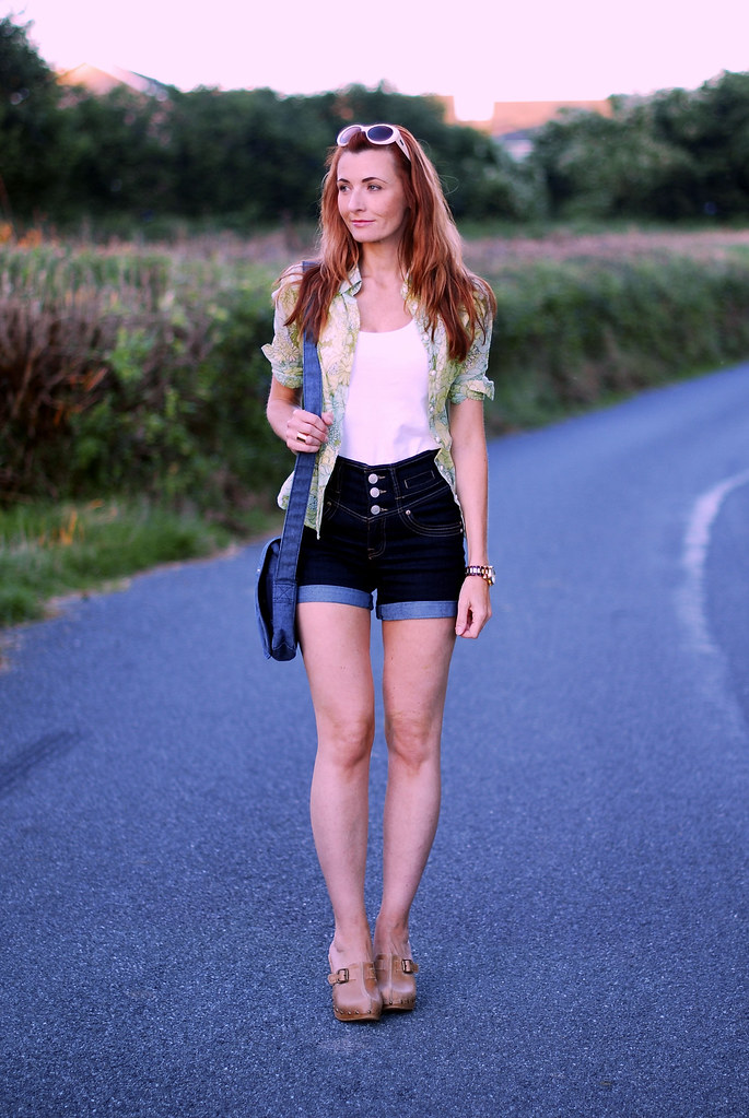 Summer Dressing Elongate Legs With High Waisted Denim Shorts & Nude