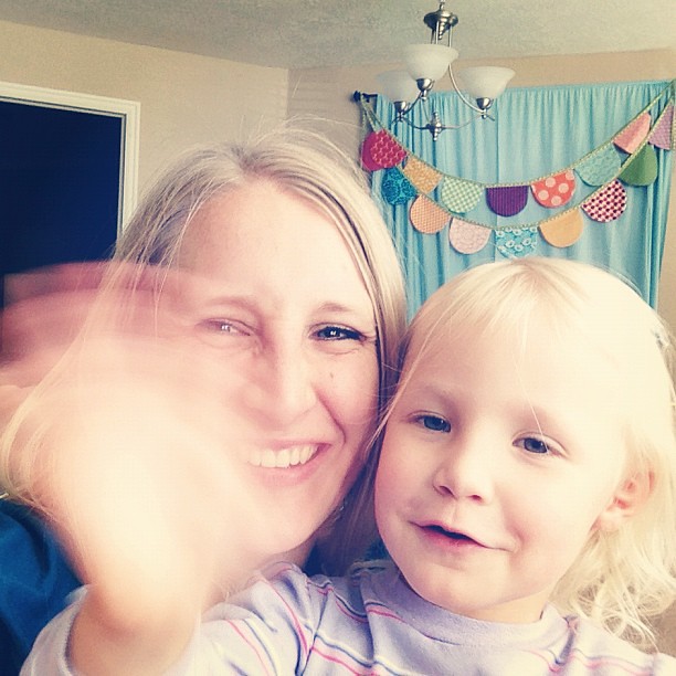She's waving at you @jenib320 @canoercreations @a_2_w @twomoreseconds :)