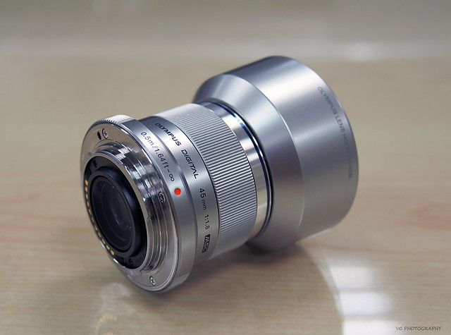 WTSell Lens Olympus M.Zuiko Digital 45mm f1.8 + free hood n UV filter