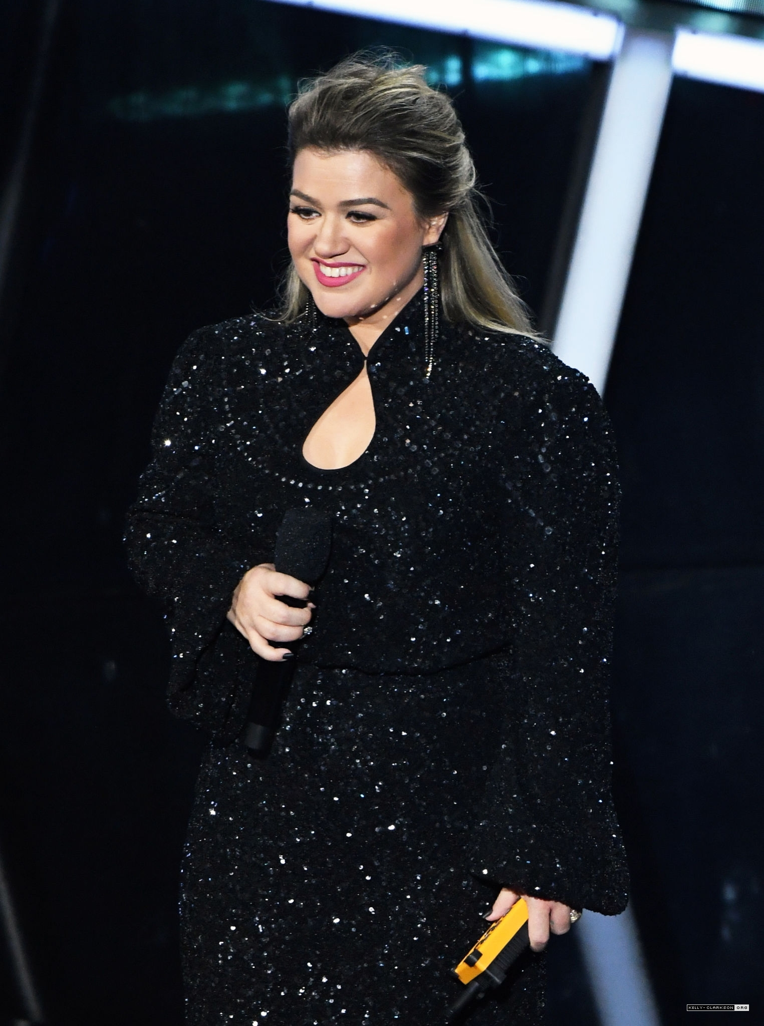 Kelly Clarkson In Saloni Hosting The 2020 Billboard Music Awards