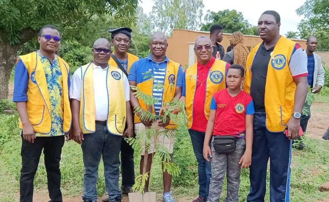 Burkina Faso Le Lions Clubs District 403 A3 a mis 500 plants en terre