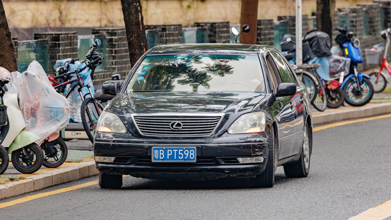 Lexus LS 430 quietly makes German luxury sedans feel overpriced - FAST