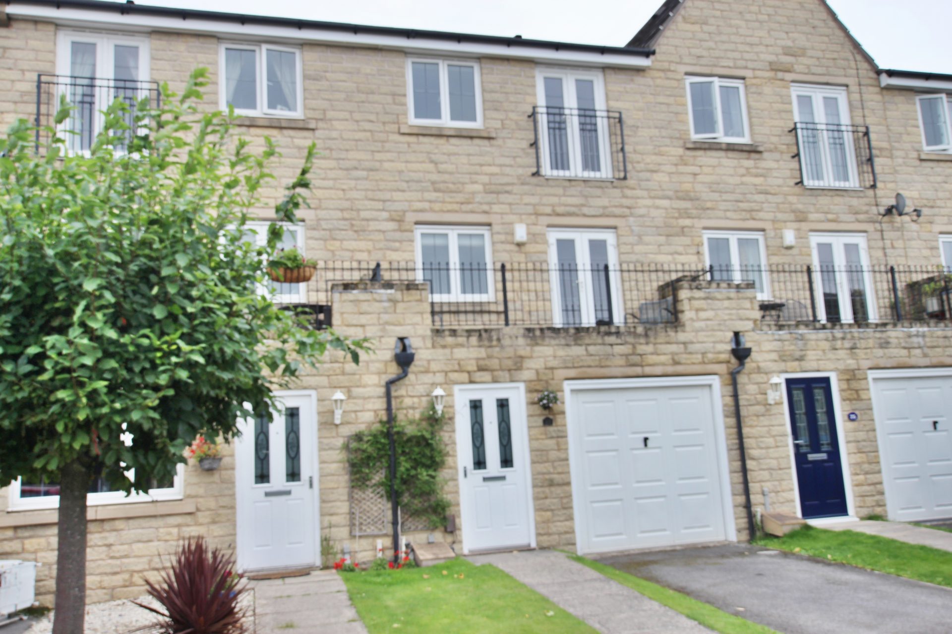 GRENOSIDE, HIGHBURTON, HUDDERSFIELD, HD8 0GT (SOLD) Fastmove