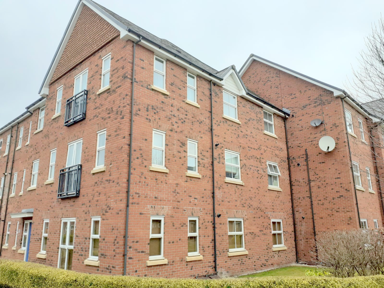 Holywell Drive, Warrington, WA1 2GG Fastmove