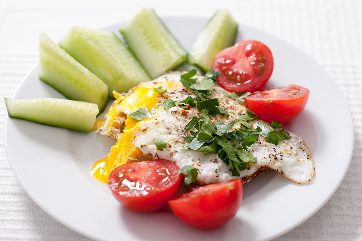 Abendbrot für den kleinen Hunger mit Ei, Tomate und Gurke Fatburner Abnehmprogramm