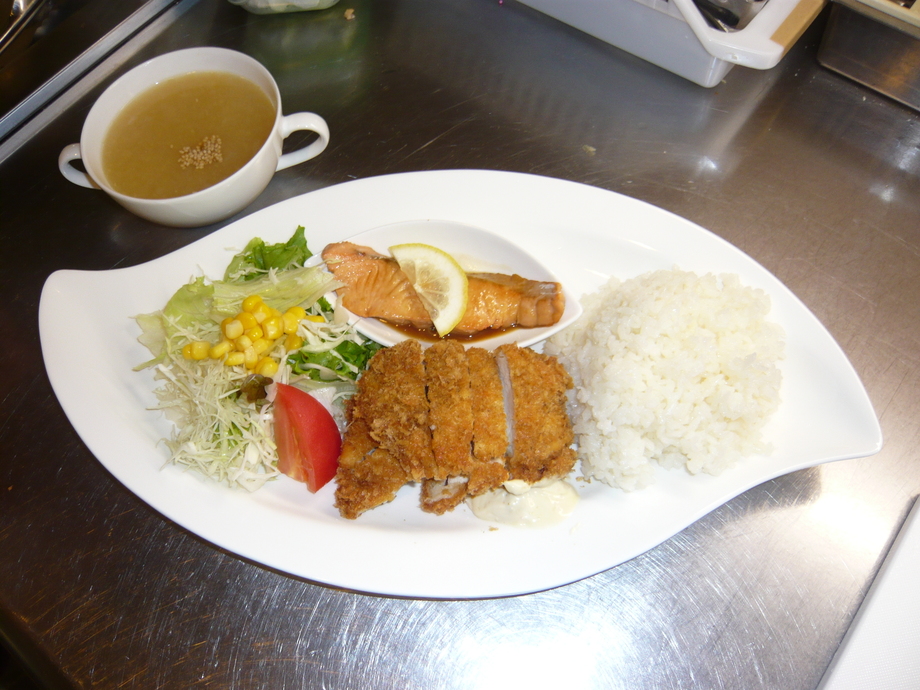 「日替わりランチセット・・・毎日違う2種類のお料理が楽しめます。」｜キッチン Pura－Vida(キッチン プーラ