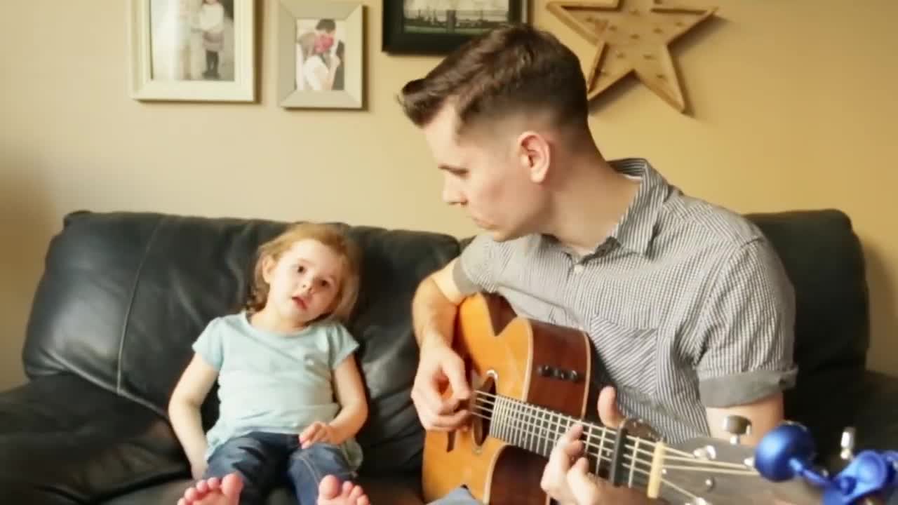 Vader begint met zingen maar als de 4jarige dochter