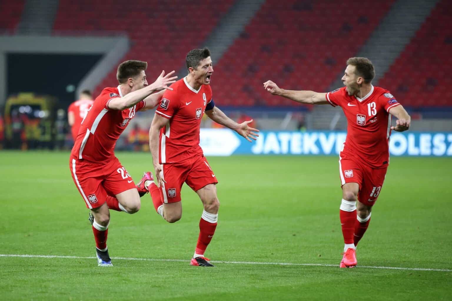Länderspiel Roundup Lewy rettet Polen einen Punkt, BayernStars führen