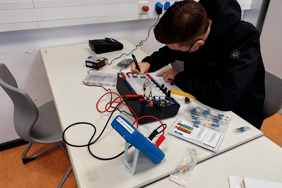 Elektrotechnik zum Anfassen FriedrichDessauerSchule