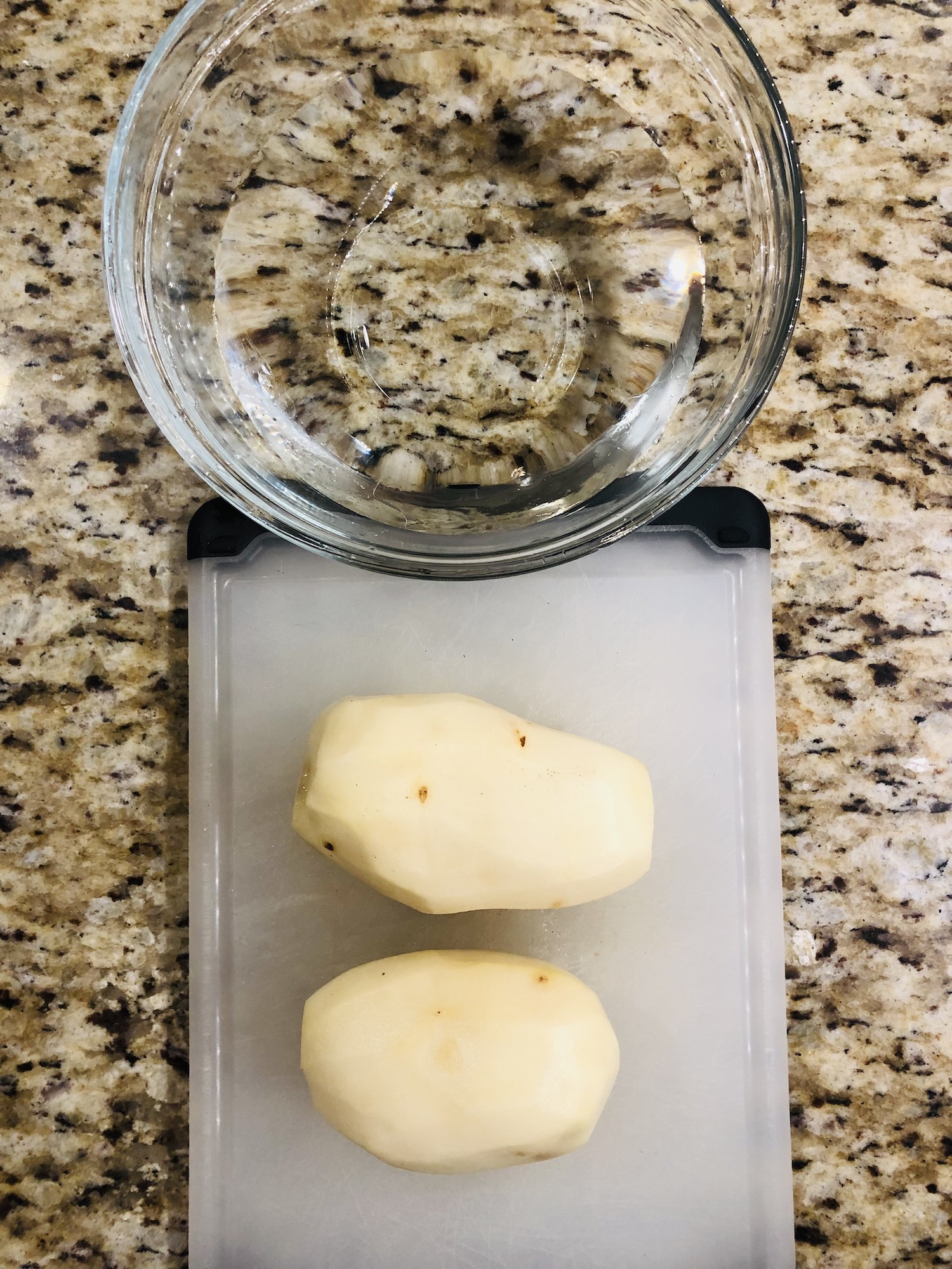 Fried potatoes with garlic sauce