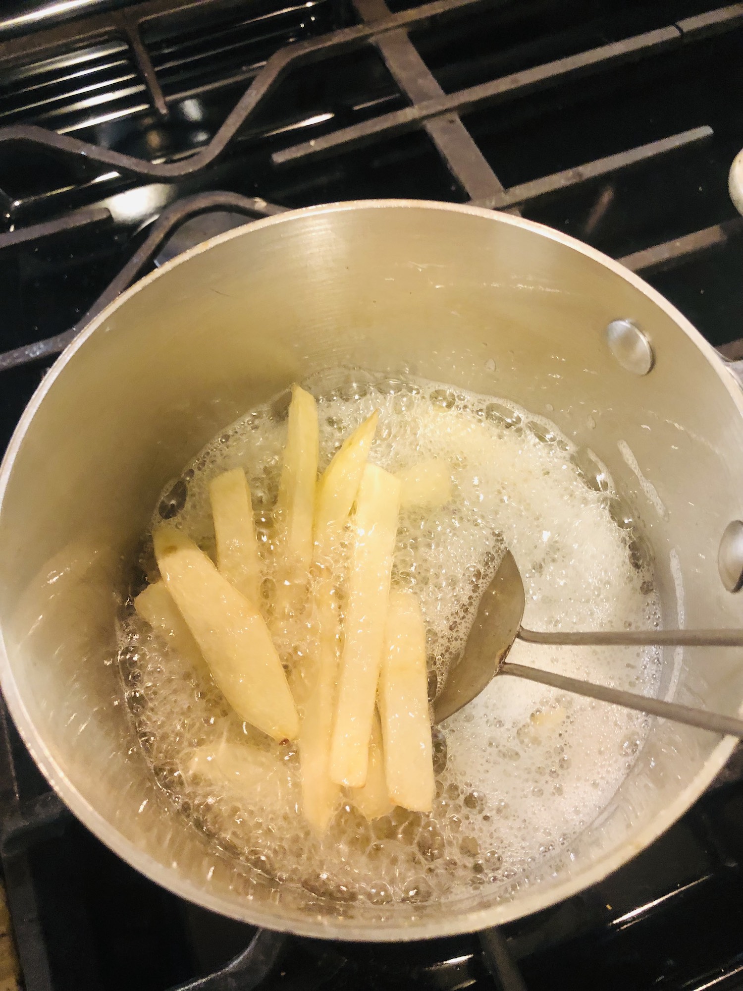 Fried potatoes with garlic sauce